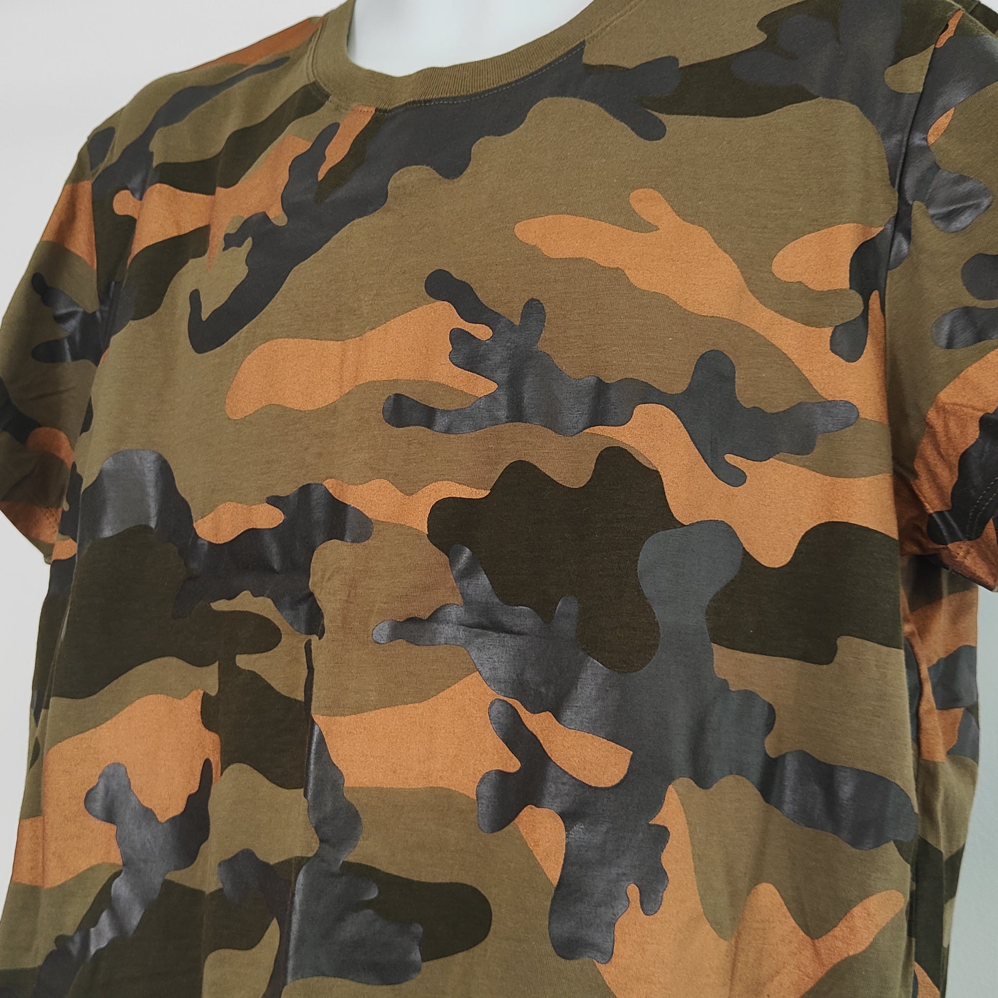 Valentino Garavani Men's T-shirt in Camouflage L