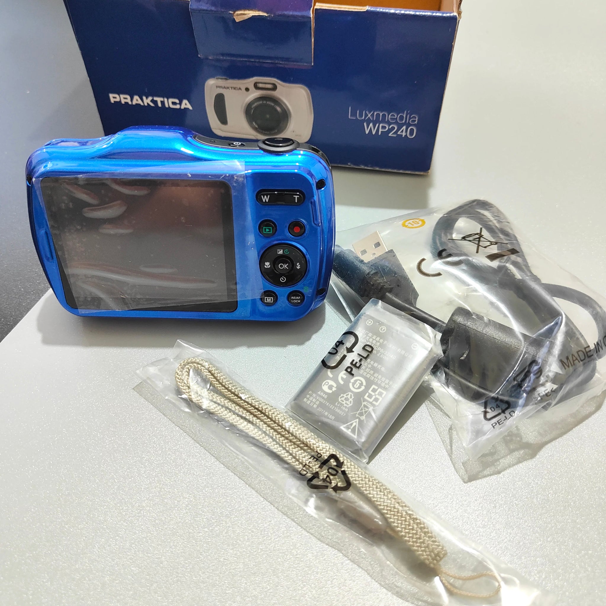 Praktica PRA099 Luxmedia WP240 Waterproof Digital Compact Camera - Blue (20 MP,4x Optical Zoom) in Blue