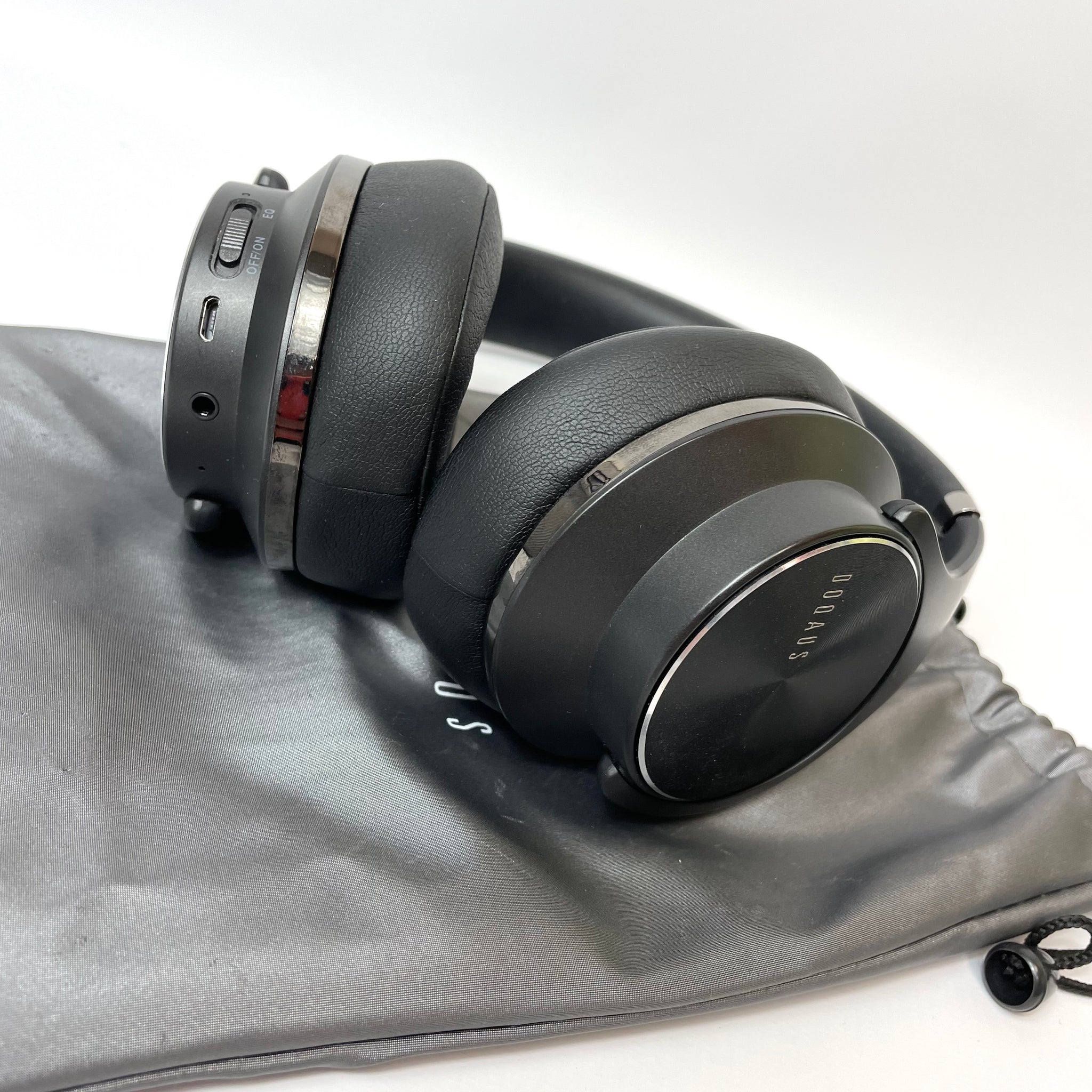 Duqaus Over-Ear Wireless Bluetooth Headphones with Microphone in Black